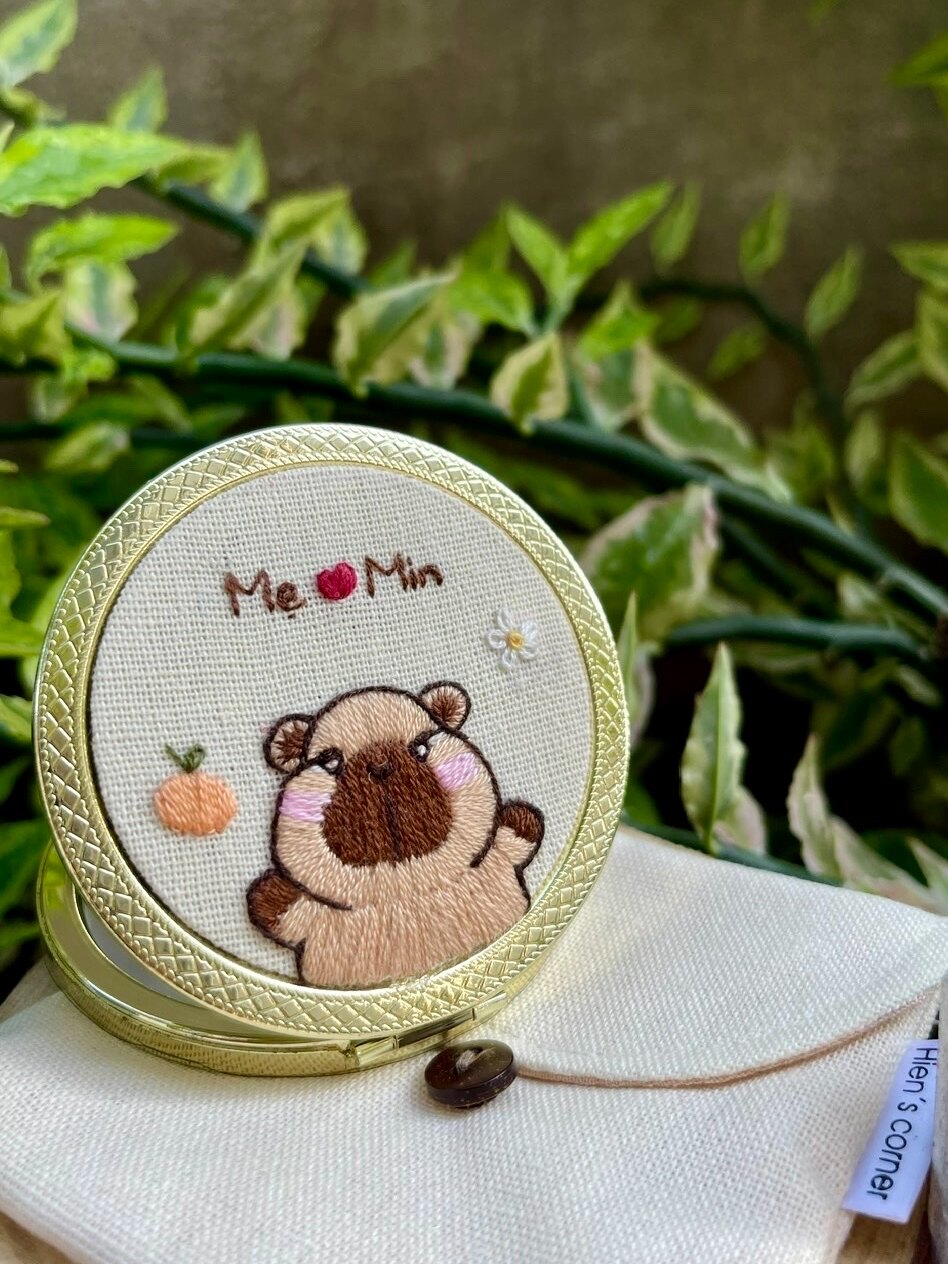 Gương cầm tay mini 7cm - Thêu tay Capybara cute